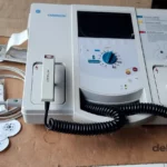 Дефибриллятор-монитор CardioServ, общий вид с электродами и кабелями
