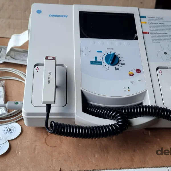 Дефибриллятор-монитор CardioServ, общий вид с электродами и кабелями