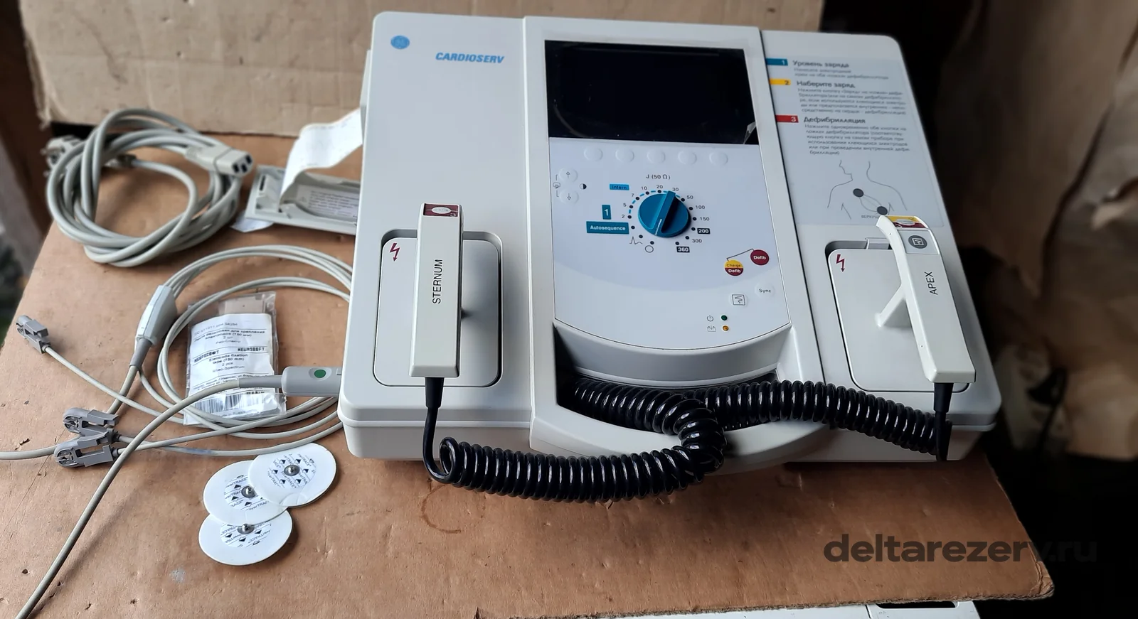 defibrillyator-monitor-cardioserv-1-1 Дефибриллятор-монитор CardioServ, общий вид с электродами и кабелями