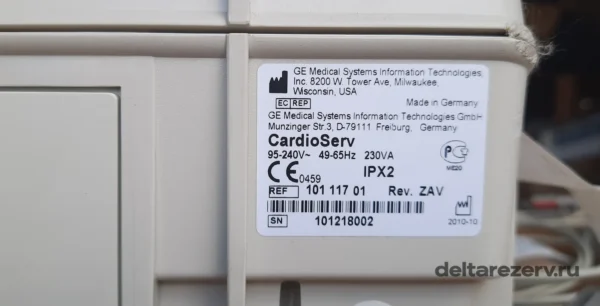 Шильдик дефибриллятора-монитора CardioServ с техническими данными