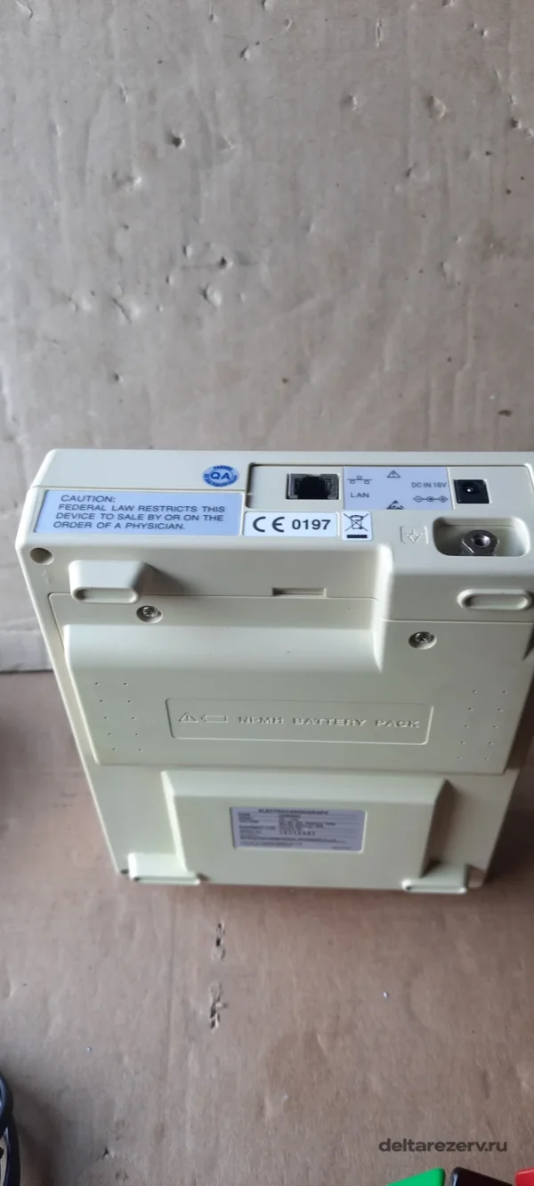 Электрокардиограф CARDIMAX FX-7102, вид сзади