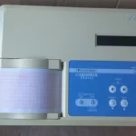 Электрокардиограф Fukuda Denshi Cardimax FX-2111, вид сверху с дисплеем, панелью управления и бумагой для ЭКГ