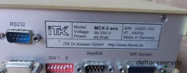 Шильдик контроллера ITK MCX-2 eco с характеристиками питания и серийным номером