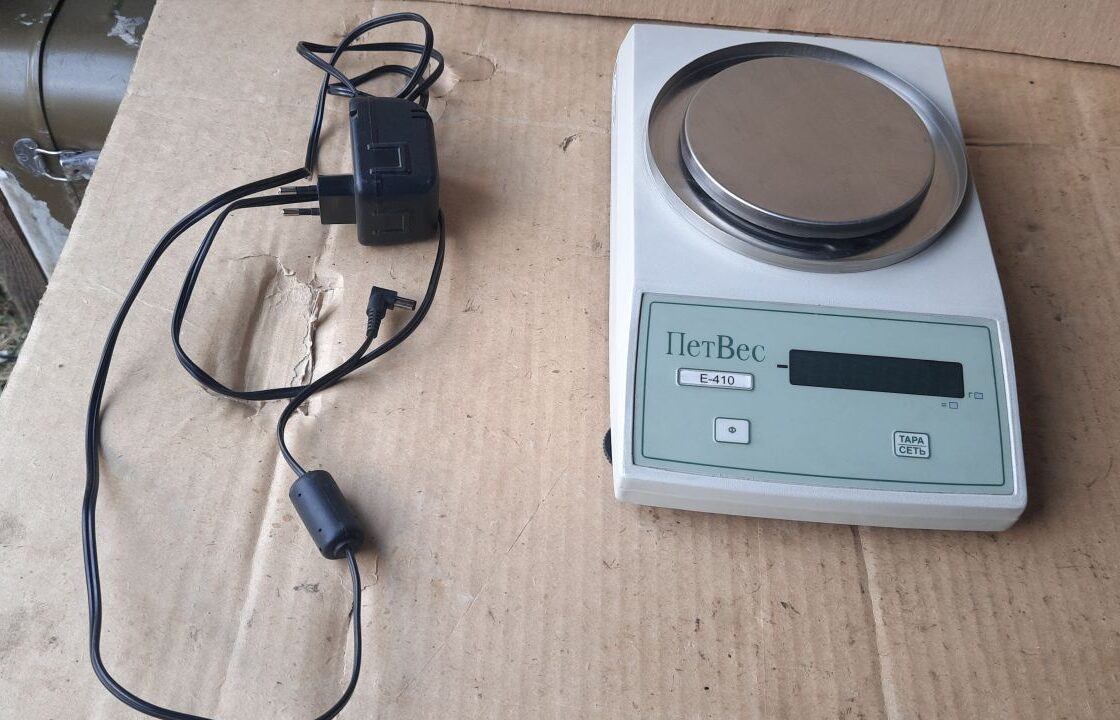 laboratornye-vesy-e-410-4 Весы лабораторные электронные ПетВес Е-410, б/у — изображение 1