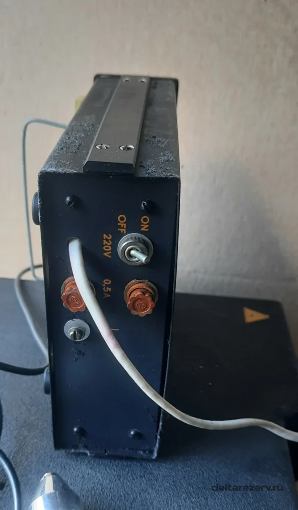 Боковая панель аппарата Soft-Laser SL-002 с выключателем ON OFF и маркировкой 220 В, 0,5 А